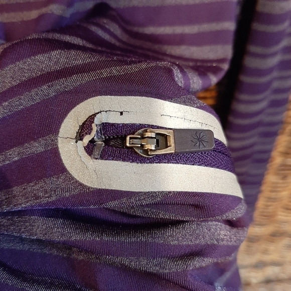 Athleta Shirt Women's Small Purple Long Sleeve Reflective Running Activewear Gym - Picture 6 of 9